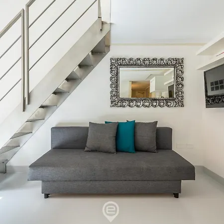 Valeria's Loft - Marina District דירה קליארי